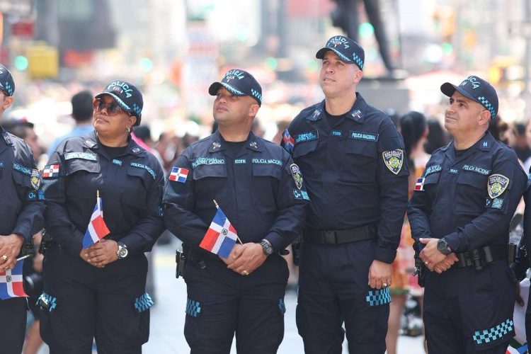 PN presenta nuevo uniforme durante participación en la Gran Parada Dominicana junto a la NYPD
