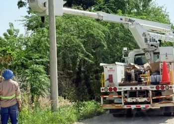 Alcaldía y Edesur instalan luminarias en Sabana Yegua