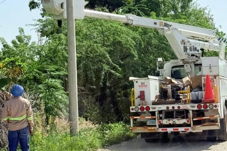 Alcaldía y Edesur instalan luminarias en Sabana Yegua