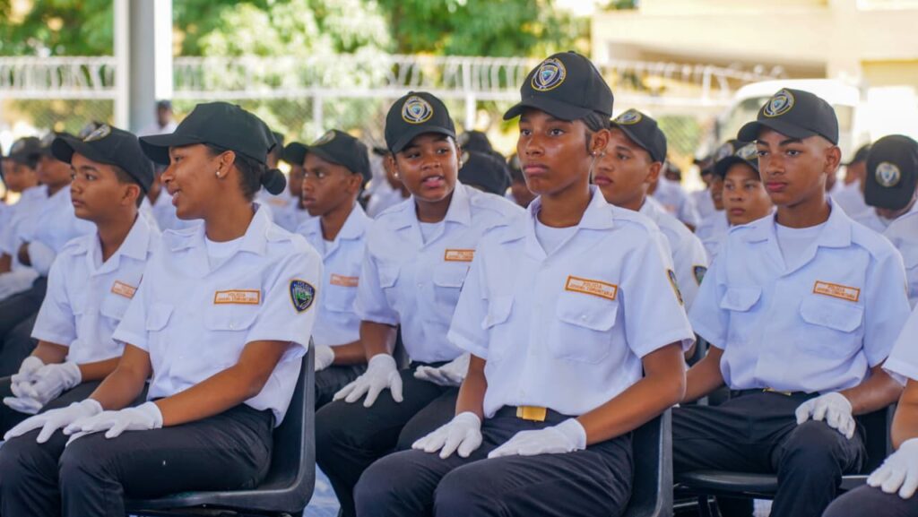 Policía Nacional gradúa a 250 jóvenes en programa comunitario en Santo Domingo Este - Noticias de hoy en República Dominicana | De Último Minuto
