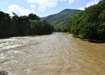 Desaparece hombre tras ser arrastrado por el río Casuy en el distrito municipal El Puerto