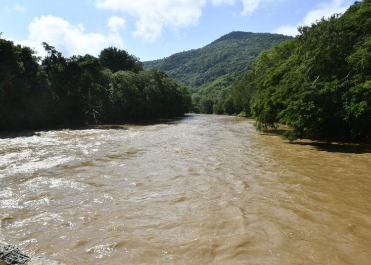 Desaparece hombre tras ser arrastrado por el río Casuy en el distrito municipal El Puerto