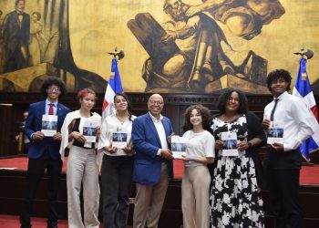 Cámara de Diputados recibe a estudiantes dominico-españoles ganadores del Premio al Mérito Escolar Madrid 2025