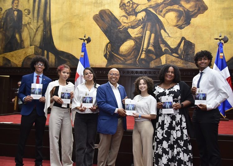 Cámara de Diputados recibe a estudiantes dominico-españoles ganadores del Premio al Mérito Escolar Madrid 2025