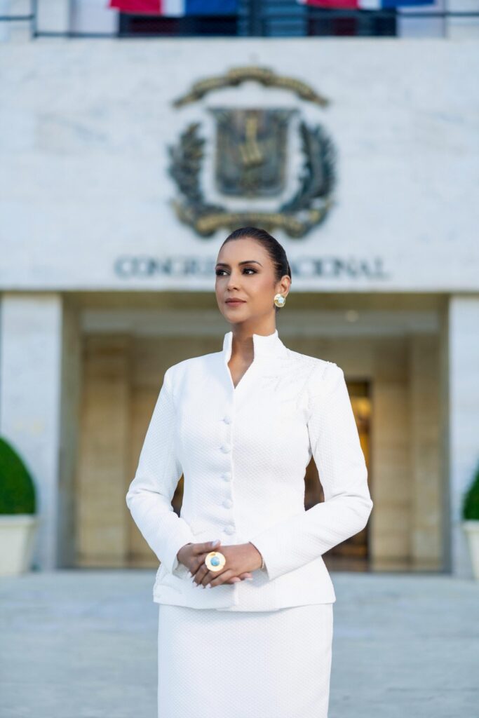Selinée Méndez proyecta elegancia y liderazgo en el Congreso Nacional, vestida de Suzelle Taveras - Noticias de hoy en República Dominicana | De Último Minuto
