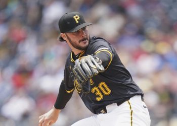 Skenes lidera blanqueada de los Piratas sobre Rojos en el arranque de la serie