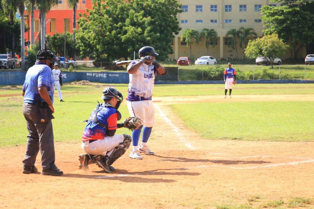 UASD, UNAPEC, PUCMM y UCATEBA avanzan a las semifinales de Liga de Béisbol Universitario - Noticias de hoy en República Dominicana | De Último Minuto