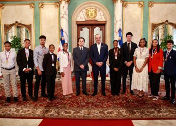 Presidente Abinader recibe estudiantes dominicanos residentes en España galardonados con el Premio al Mérito Escolar 2025