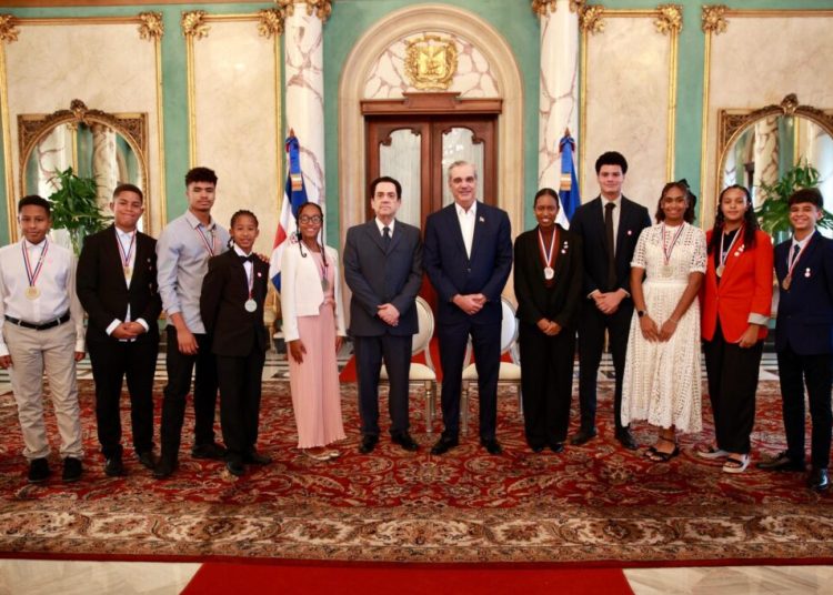 Presidente Abinader recibe estudiantes dominicanos residentes en España galardonados con el Premio al Mérito Escolar 2025