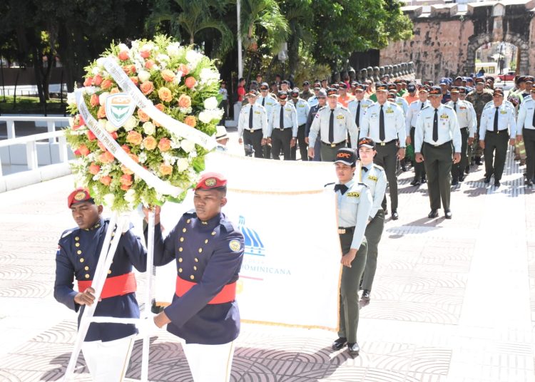 COMIPOL celebra su aniversario 13 con ofrenda floral a los Padres de la Patria