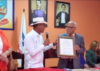 Honran al escritor Miguel Andrés Reyes Raposo como Hijo Meritorio