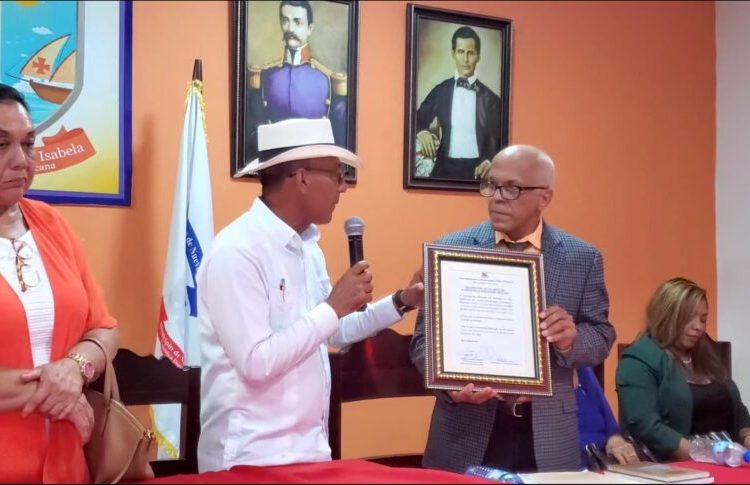 Honran al escritor Miguel Andrés Reyes Raposo como Hijo Meritorio