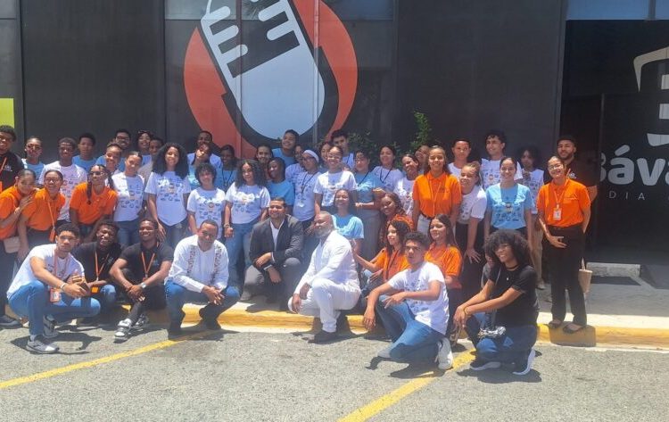 Darian Vargas imparte charla motivacional a jóvenes en Bávaro Media Group