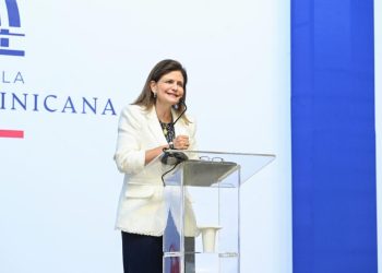 Vicepresidenta dicta conferencia en SPM sobre importancia de las zonas francas