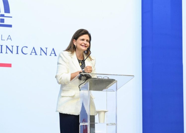 Vicepresidenta dicta conferencia en SPM sobre importancia de las zonas francas