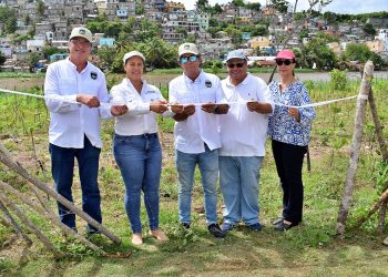 Exalumnos del Loyola concluye jornada de siembra en Domingo Savio