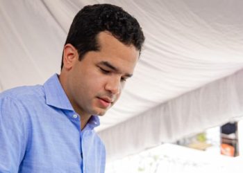 Omar Fernández entrega útiles escolares a estudiantes en Dajabón