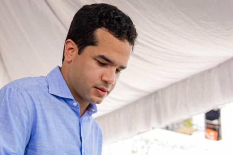 Omar Fernández entrega útiles escolares a estudiantes en Dajabón