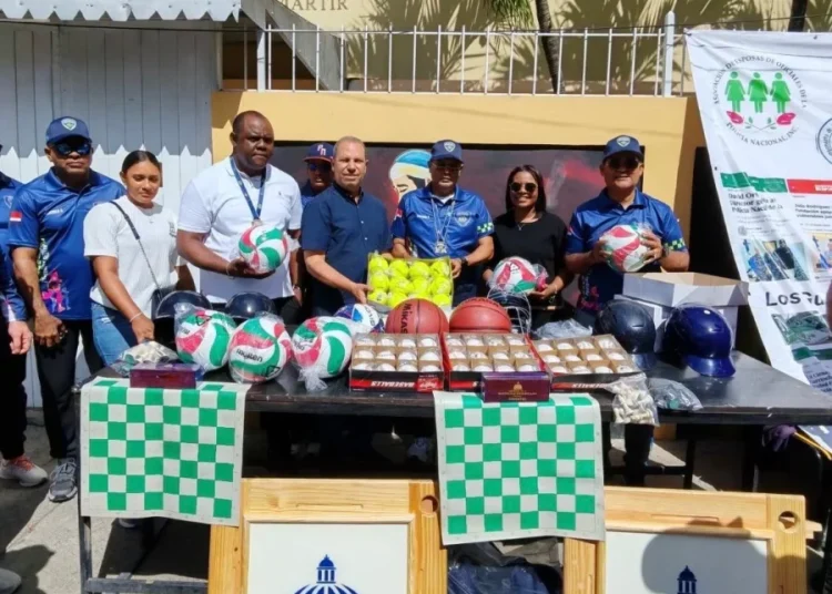 Policía Nacional impulsa el deporte infantil con jornada atlética en Las Matas de Farfán
