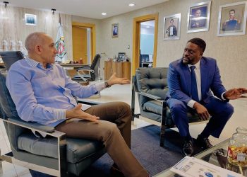 Agente especial de la DEA visita presidente Dirección Nacional del Control de Droga