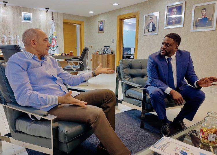 Agente especial de la DEA visita presidente Dirección Nacional del Control de Droga