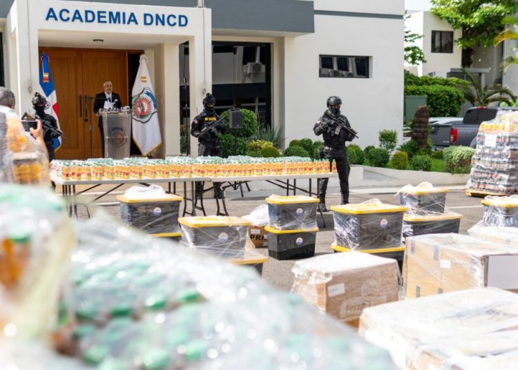 Decomisan 137 kilos de cocaína líquida, el mayor de su tipo incautado en el país