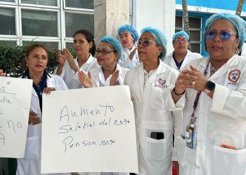 Bioanalistas del Hospital San Vicente de Paúl se movilizan por mejores condiciones