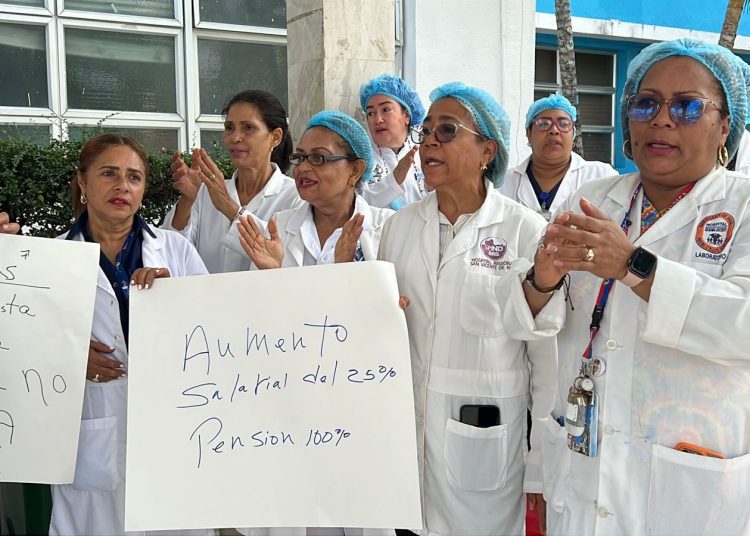 Bioanalistas del Hospital San Vicente de Paúl se movilizan por mejores condiciones