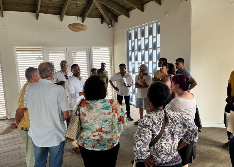 Autoridades y líderes comunitarios supervisan nuevos locales del Pueblo de los Pescadores