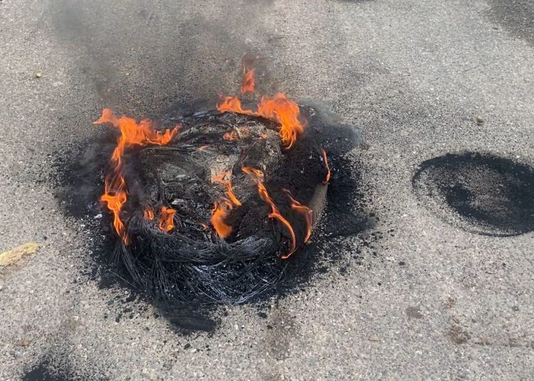 Protestas en Bayaguana por más de tres días sin electricidad en sector La Tormenta