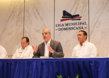 Presidente Abinader anuncia RD$4,000 millones para aceras y contenes en todo el país