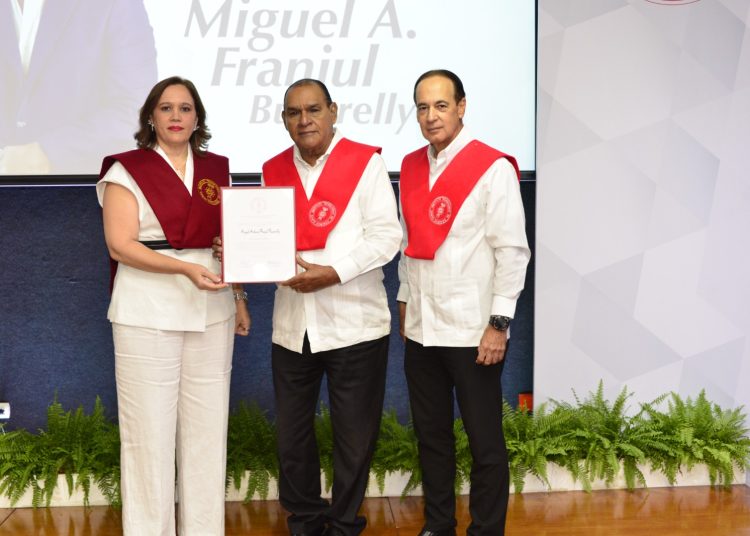 INTEC reconoció como Profesor Honorífico al periodista Miguel Franjul