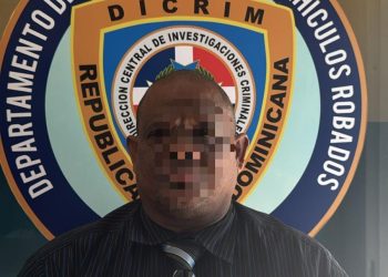 Arrestan a falso pastor por liderar red de falsificación de matrículas en Santiago