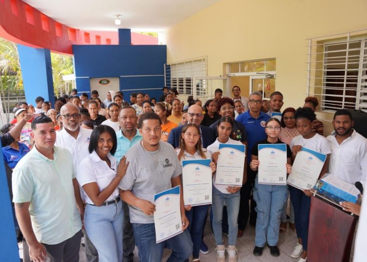 Centros Tecnológicos Comunitarios impulsan la transformación digital en Duvergé con jornada “Frontera Digital”