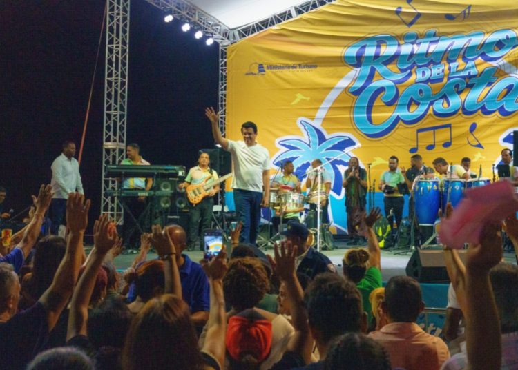 Bañada de merengue David Collado inaugura plataforma Ritmo de la Costa en malecón SDE