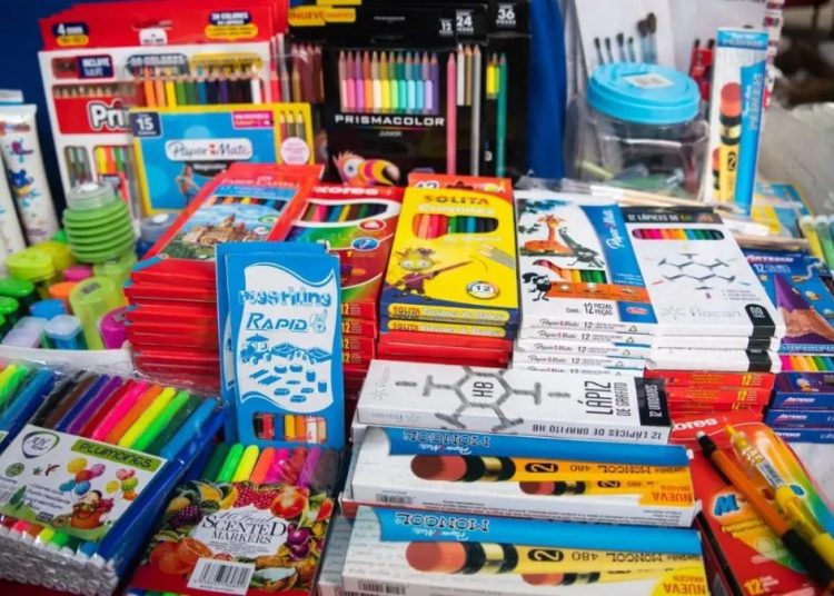 Pro Consumidor supervisa la venta de útiles escolares para prevenir publicidad engañosa