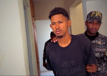 Tres meses de prisión preventiva contra padre que agredió con clavo a su hija en Villa Riva