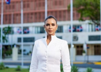 Selinée Méndez proyecta elegancia y liderazgo en el Congreso Nacional, vestida de  Suzelle Taveras