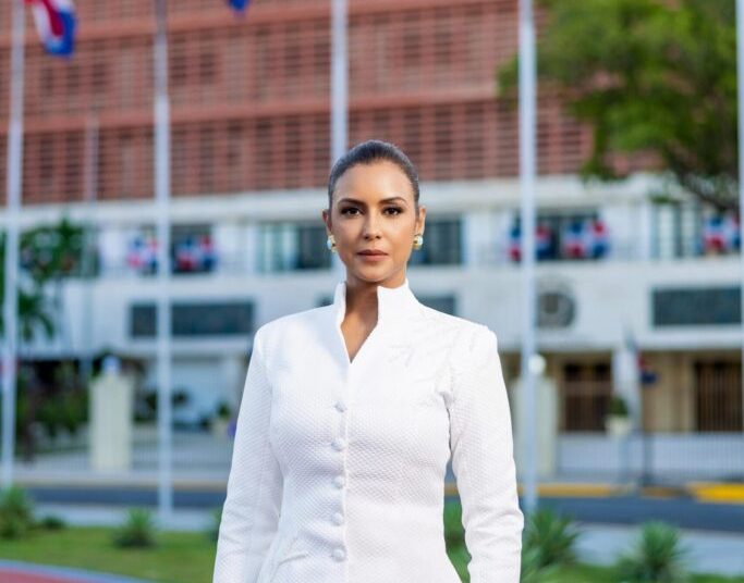 Selinée Méndez proyecta elegancia y liderazgo en el Congreso Nacional, vestida de  Suzelle Taveras