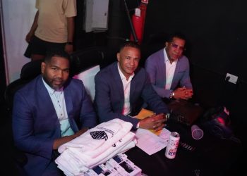 Leyendas del boxeo serán jurado en combates de La Casa de Alofoke