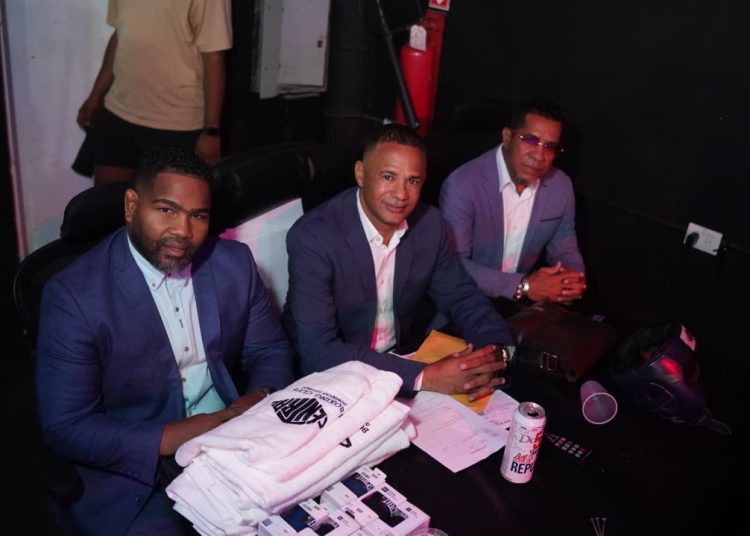 Leyendas del boxeo serán jurado en combates de La Casa de Alofoke