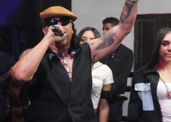 A ritmo de “Suavemente”, Elvis Crespo enciende La Casa de Alofoke