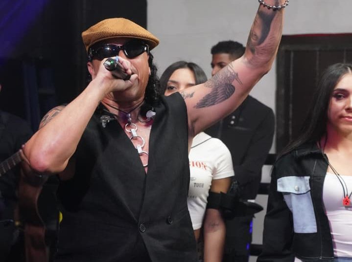 A ritmo de “Suavemente”, Elvis Crespo enciende La Casa de Alofoke