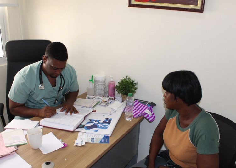 Fundación La Merced y Nutrihealth realizan operativo médico gratuito en el batey Bienvenido