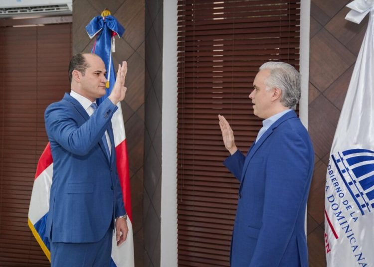 Luis Miguel De Camps juramenta a Adolfo Pérez De León como nuevo director del INABIE