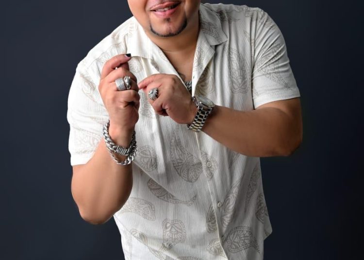 Captan en video a mujer usando tarjetas robadas al cantante Asdrubar