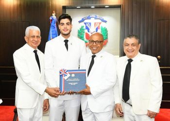 Bray Vargas se convierte en el primer diputado en entregar formalmente su informe de gestión 2024-2025