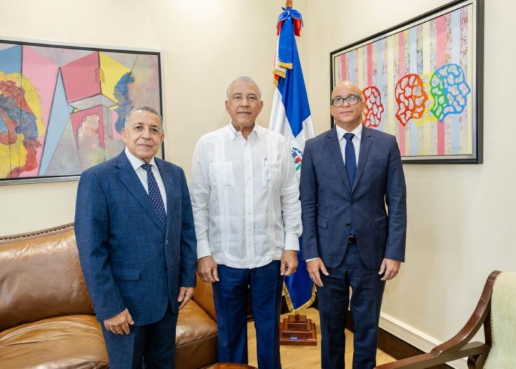 Ministro Andrés Bautista juramenta a Félix Reyna como director de la DIECOM