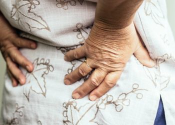 ¿Cuáles son los primeros síntomas de cálculos renales y cómo prevenirlos?