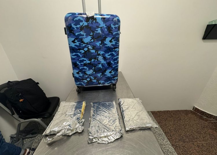 Detienen extranjero intentó viajar a España con tres láminas de presunta cocaína oculta en maleta